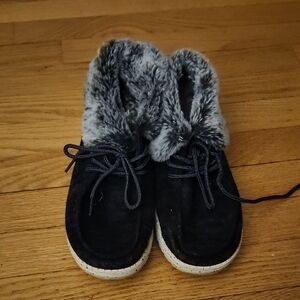 Hey Dude Black and Gray Fur-Lined Footwear Womens Size 8